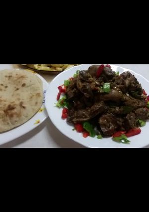 صورة لوصفة كبد وقوانص بالبصل والفلفل الألوان