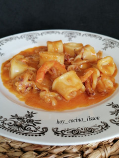 Una foto de Calamaritos en salsa con cebolla