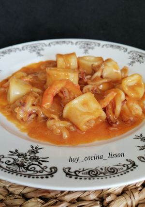 Una foto de Calamaritos en salsa con cebolla