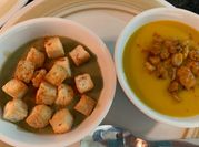Una foto de crema de calabaza con curcuma