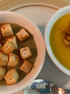 Una foto de Combo de cremas de verdura con su crujiente.😋
