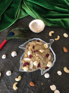 धनिया पंजीरी (Dhaniya Panjiri recipe in Hindi) रेसिपी मुख्य फोटो