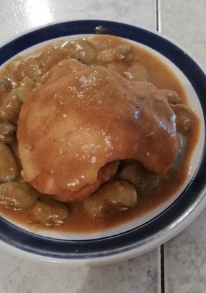 Una foto de Pollo en Chile Morita con habas