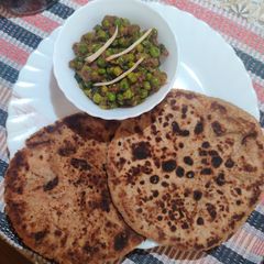 A picture of Matar Ghugni with Paratha..