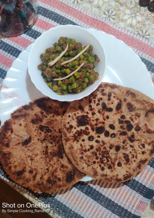 A picture of Matar Ghugni with Paratha..