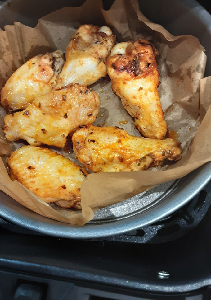 Una foto de Alitas de pollo en freidora de aire
