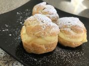 Una foto de profiteroles rellenos