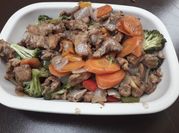 Una foto de pollo con brócoli y zanahoria