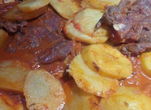 Una foto de Estofado fácil de carne con papa