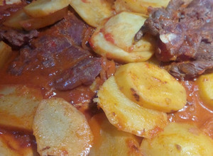 Una foto de Estofado fácil de carne con papa