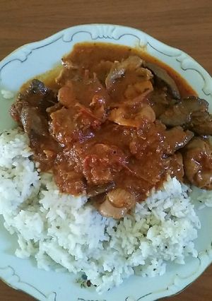 Csípős pörkölt csirke zúzával és májjal recept fotója