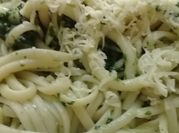 Una foto de fideos al pesto