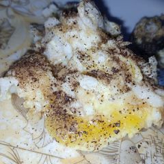 A picture of Half fry Egg without oil.