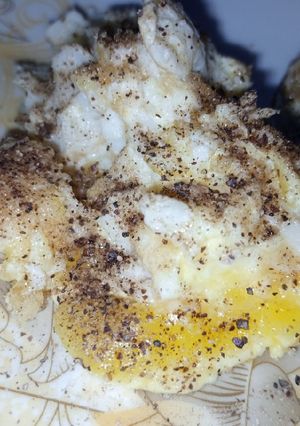 A picture of Half fry Egg without oil.