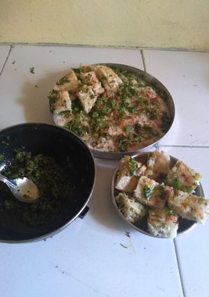 ઈન્સ્ટન્ટ વધારેલી રવા ઈડલી (Instant Vaghareli Rava Idli Recipe In Gujarati) રેસીપી મુખ્ય ફોટો
