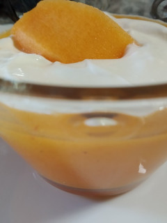 Una foto de Vaso de caqui con yogur griego
