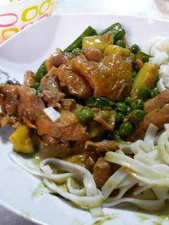 Una foto de Curry verde con pollo