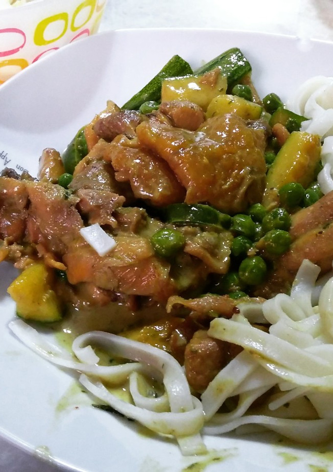 Una foto de Curry verde con pollo