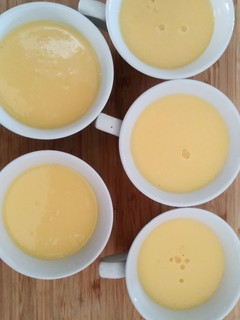 Una foto de Gelatina mousse de mango 🍮