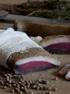 Una foto de Jamón de pato casero