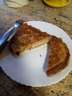 Una foto de Sándwich rebozado en huevo