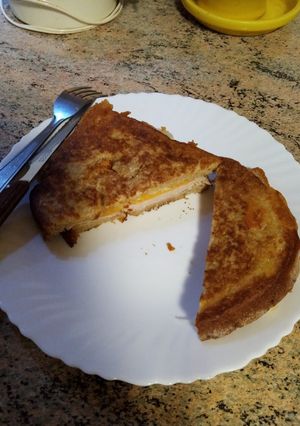 Una foto de Sándwich rebozado en huevo