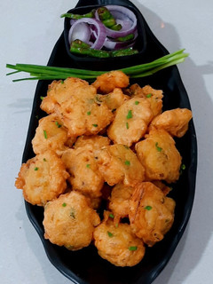 લીલા લસણ ડુંગળી ના પકોડા (Green Garlic Onion Pakoda Recipe In Gujarati) રેસીપી મુખ્ય ફોટો