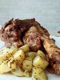 Codillo al horno con patatas asadas