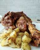 Codillo al horno con patatas asadas