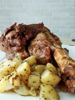 Una foto de Codillo al horno con patatas asadas