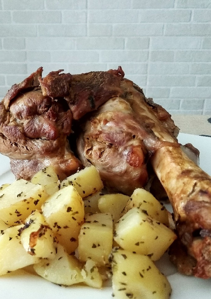 Una foto de Codillo al horno con patatas asadas