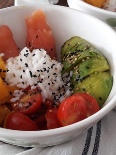 Una foto de Poke bowl de salmón marinado