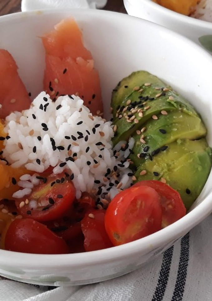Una foto de Poke bowl de salmón marinado