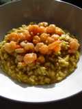 Risotto con crema di zucchine e piselli e gamberetti