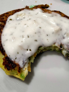 Una foto de Tortitas de calabaza y col