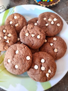Una foto de Cookies tremendas de chocolate con chips blancos! 🍪