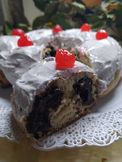 Una foto de Rosca de Pascua trenzada y rellena con crema pastelera de chocolate🍫🍫