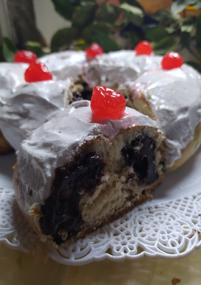 Una foto de Rosca de Pascua trenzada y rellena con crema pastelera de chocolate🍫🍫