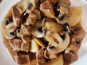Una foto de carne con papas