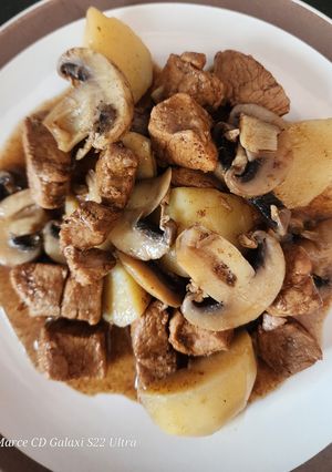 Una foto de Filete de Puerco en Salsa Inglesa con Papas y Champiñones
