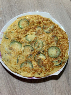 Una foto de Tortilla de calabacín y queso