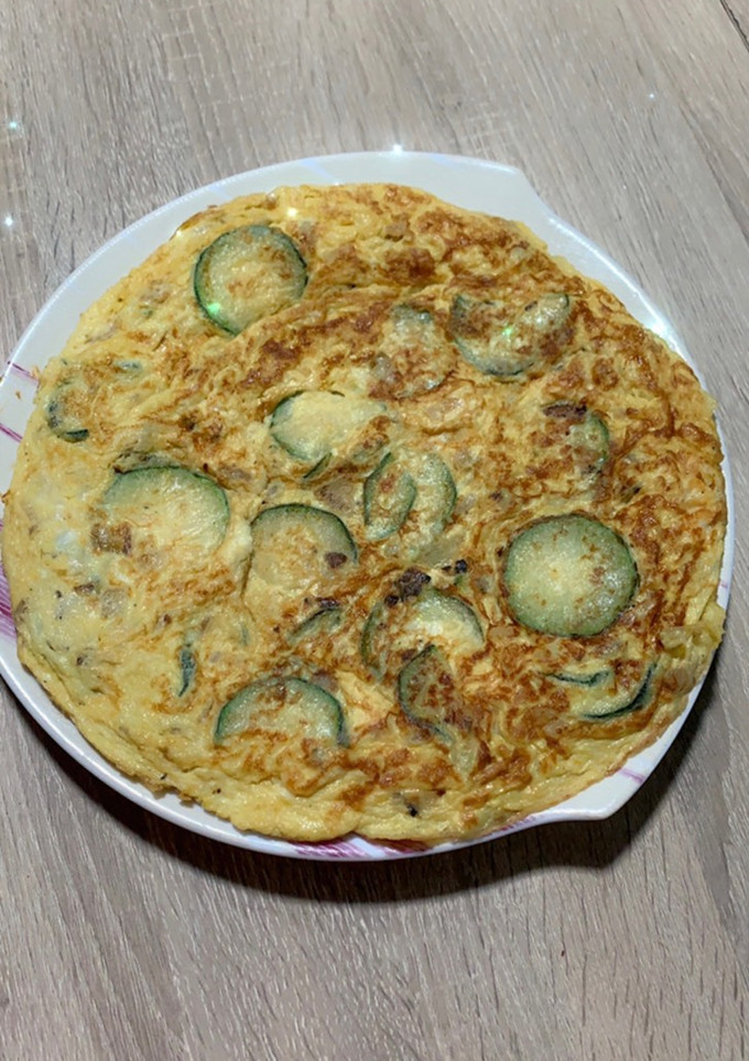 Una foto de Tortilla de calabacín y queso
