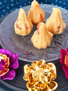 કાજુ ચોકલેટ વોલનટ સ્ટફ મોદક (Kaju Chocolate Walnut Stuffed Modak Recipe In Gujarati) રેસીપી મુખ્ય ફોટો