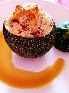 Una foto de Calabacín relleno de pollo con salsa de mostaza y miel