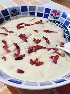 Una foto de Crema de rábanos blancos con tiras de bacon