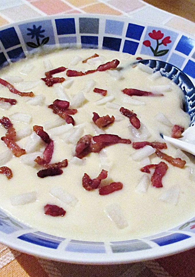 Una foto de Crema de rábanos blancos con tiras de bacon