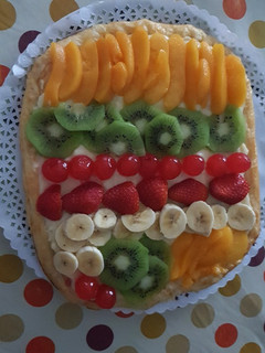 Una foto de Tarta de fruta y crema 😋🍓🥝🍌🍑