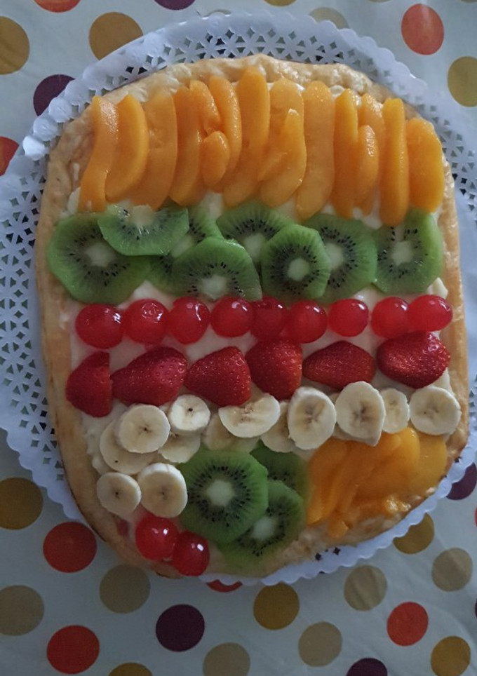 Una foto de Tarta de fruta y crema 😋🍓🥝🍌🍑