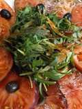 Fuente de tomates Monterrosa y tomates azules con rúcula