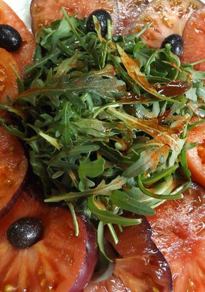 Foto principal de Fuente de tomates Monterrosa y tomates azules con rúcula